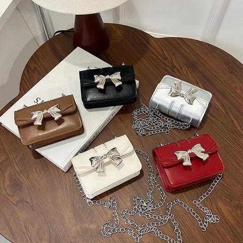 Damen Mini Quadratische Umhängetasche Süße Metallische Schleifen Dekoration Silberkette PU Leder Mode Schultertasche
