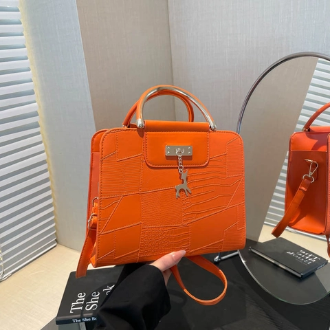 Élégant Sac Bandoulière en Cuir PU à Motif Crocodile pour Femme Sac à Main Chic Avec Poignée Ronde en Métal et Pendentif Cerf