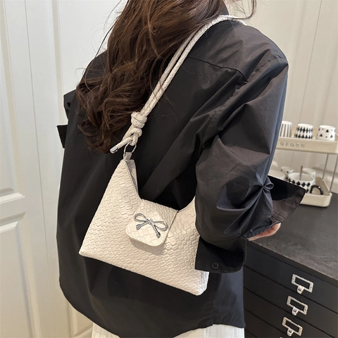 Damen Gewebte PU Leder Umhängetasche Mit Silber Metall Schleife Süße Unterarm Tote Bag Mit Knoten Riemen Mode Handtasche