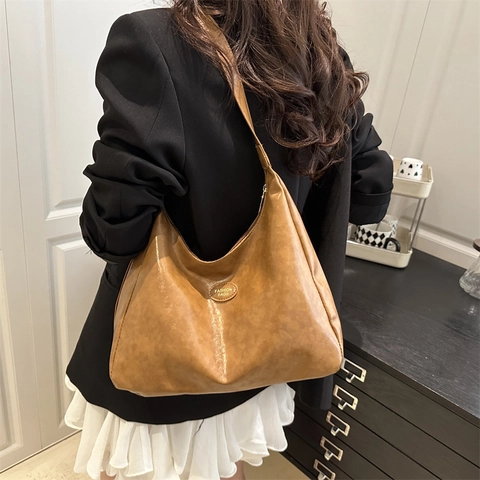 Minimalist Large Capacity Hobo Bag For Women PU Leather Solid Color Commuter Tote Shoulder Bag With Metal Logo