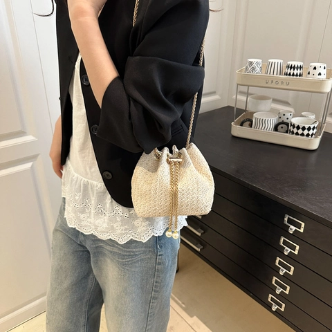 Borsa a Secchiello Intrecciata in Paglia Tracolla a Catena Dorata Ciondolo a Perla Artificial Coulisse Borsa a Tracolla Vacanza Minimalista