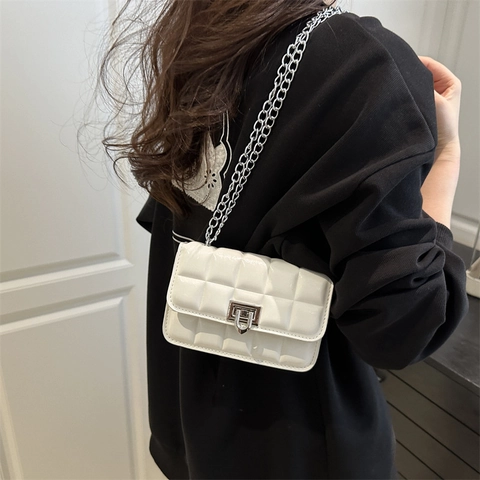 Borsa a Tracolla Mini Trapuntata da Donna in Pelle PU Lucida Piccola Borsa Quadrata Con Catena Argentata e Serratura in Metallo