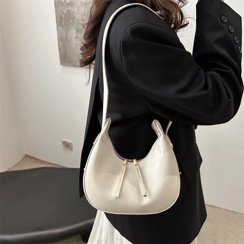 Vintage Solid Color PU Leather Crescent Shoulder Bag For Women Large Capacity Minimalist Hobo Underarm Bag Commuting Handbag