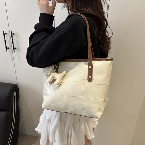 Bolso Tote de Cuero PU para Mujer Gran Capacidad Moda Patchwork Bolso de Hombro Con Dije de Perro Urbano Simple Bolso de Mano Diario