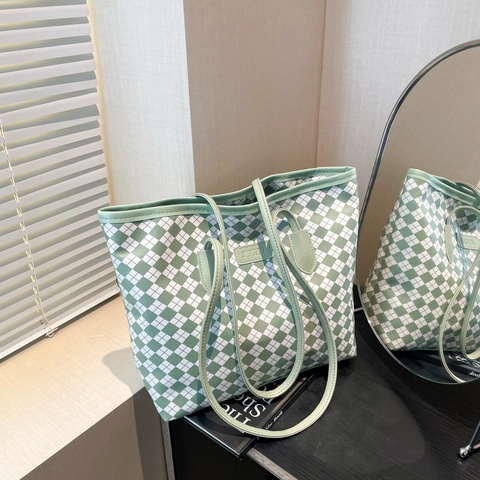 Women Large Capacity Tote Bag Checkerboard Pattern PU Leather Shoulder Bag Casual Commuting School Handbag Bear Pendant
