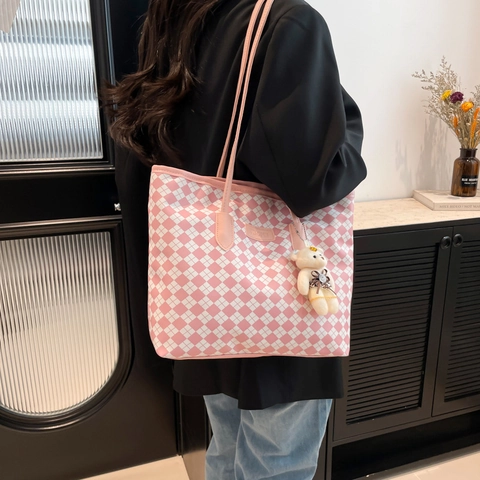 Women Large Capacity Tote Bag Checkerboard Pattern PU Leather Shoulder Bag Casual Commuting School Handbag Bear Pendant