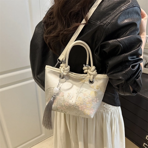 Neue Chinesische Stil Bestickte Beuteltasche Für Damen Retro PU Leder Umhängetasche Handtasche Mit Quaste Blumenmuster
