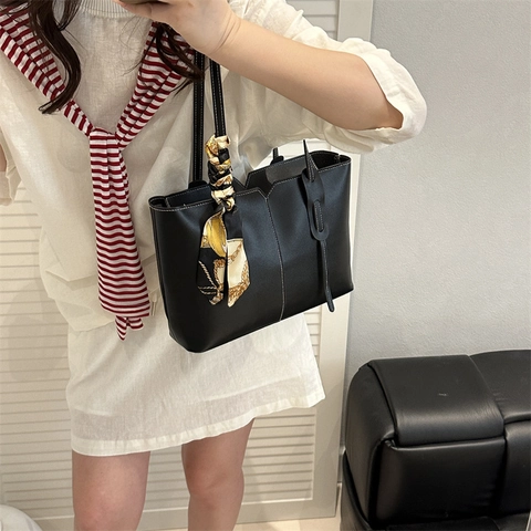 Borsa Tote Donna Grande Capacità Pelle PU Cuciture A Contrasto Apertura A V Elegante Sciarpa Di Raso Borsa A Mano Spalla