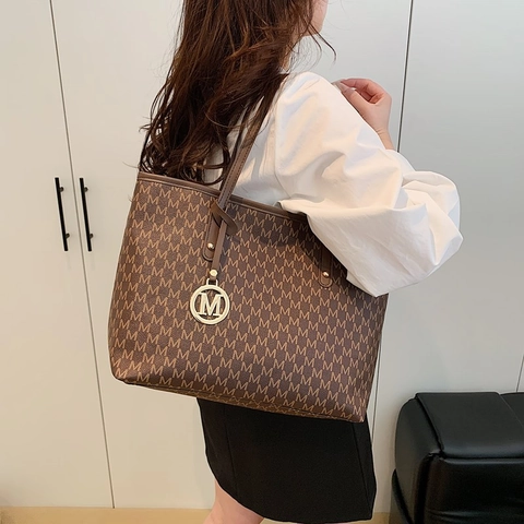 Women Large Capacity Tote Bag Letter Monogram Print PU Leather Shoulder Bag With Metal Pendant Commuter Fashion Handbag