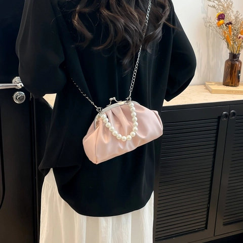 Damen Plissiert Cloud Abendtasche Mit Künstliche Perlengriff Silberne Kette PU Leder Kiss Lock Umhängetasche Party Handtasche