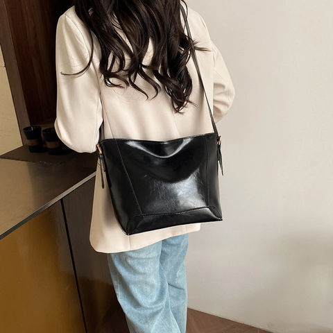 Minimalistische Bucket Tote Tas Glanzend PU-Leer Grote Capaciteit Verstelbare Schouderriem Vintage Urban Stijl Vrouwen Woon-Werkverkeer