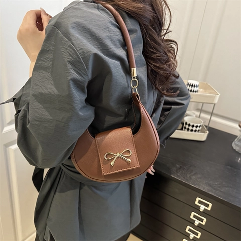 Borsa Hobo Sottobraccio a Mezzaluna da Donna in Pelle PU Tinta Unita 2025 Con Fiocco in Metallo Dorato Borsa a Tracolla Stile Western