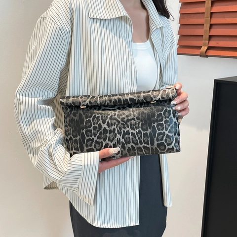 Pochette Enveloppe Tendance en Cuir PU à Imprimé Léopard Sac à Main Pliable Avec Détail d'Anneau en Métal Petit Sac Carré à la Mode pour Femme Quotidien Fête