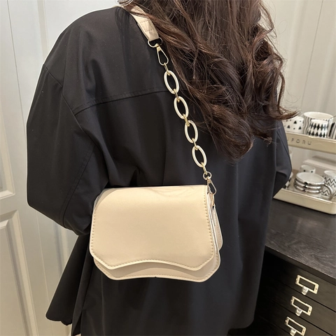 Französischer Stil PU Leder Kleine Quadratische Umhängetasche Für Damen Wellenkante Design Kette Schultertasche Minimalistische Alltagstasche