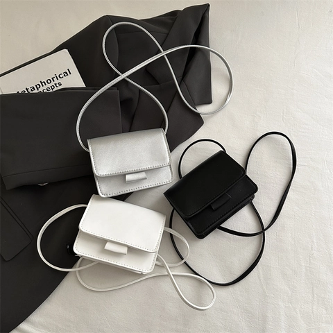 Borsa Quadrata Piccola in Pelle PU Minimalista da Donna Semplice Moda Argento Metallizzato Borsa a Tracolla Mini Patta Quotidiana