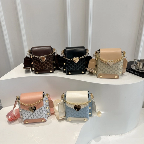 Bolso Cuadrado Pequeño de Moda con Bloques de Color Estampado de Letras M para Mujer Cierre Corazón Cadena Dorada Bandolera