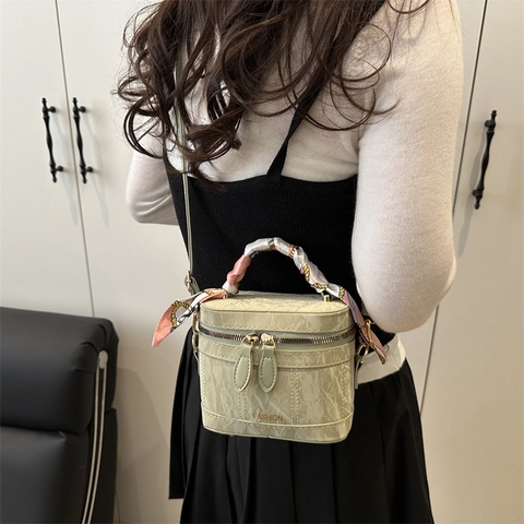 Trendige Marmor-Textur Damen Kleine Quadratische Box-Tasche Mit Seidenschal-Griff Plüsch-Monster-Anhänger Handtasche Umhängetasche