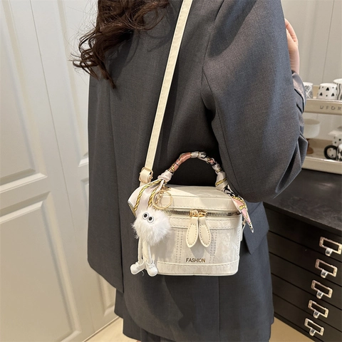 2025 Primavera Moda Mujer Cuero PU Bolso Bandolera Tipo Caja Con Asa de Pañuelo de Seda y Colgante de Felpa Patrón de Mármol