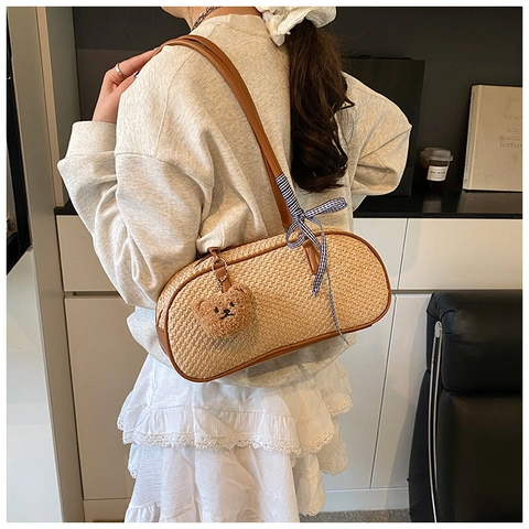 Vintage Strohgewebte Unterarmtasche Für Damen Mit PU Lederriemen Bandschleife Und Plüschbäranhänger Mode Lässige Schultertasche