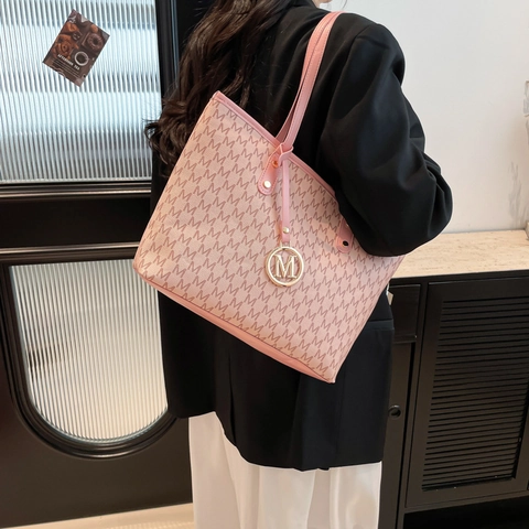 Sac Fourre-tout en Cuir PU Monogramme M pour Femmes Grande Capacité Sac à Bandoulière de Navette Avec Charme en Métal Circulaire