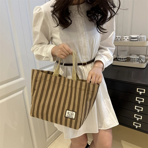 Dames Corduroy Gestreepte Tote Bag Retro Casual Handtas Met Camping Patch Magnetische Sluiting Grote Capaciteit Woon-Werkverkeer Schoudertas