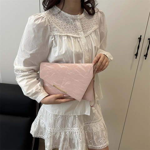 Women Minimalist PU Envelope Clutch Bag Crinkled Texture Fashion Handbag With Wrist Strap Gold Metal Decoration Evening Bag