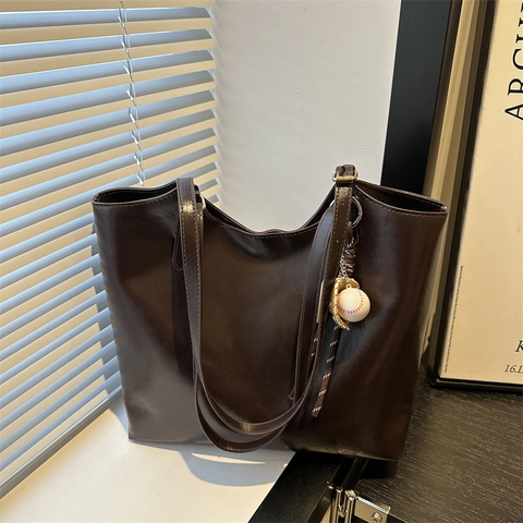 Vintage Große Kapazität PU Leder Tragetasche Für Damen Minimalistische Pendeln Schultertasche Mit Baseball Anhänger Mode Handtasche