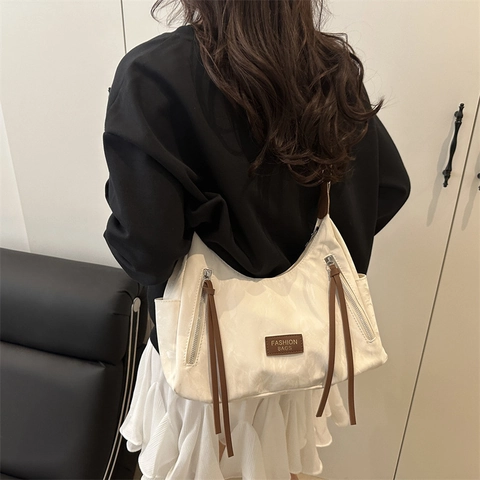 Borsa A Tracolla Donna Grande Capacità Pelle PU Trama Increspata Borsa A Spalla Hobo Con Tracolla Marrone E Ciondolo In Peluche