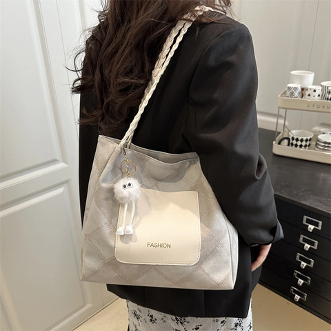 Women's Casual PU Leather Quilted Tote Bag With Woven Shoulder Strap Fashion Lettering Large Capacity Shopping Bag For Daily Use