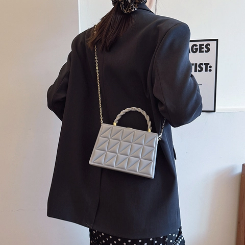 Geometrische Gewatteerde Doos Handtas PU Leer 3D Driehoek Patroon Gedraaid Handvat Schoudertas Met Metalen Ketting Clutch