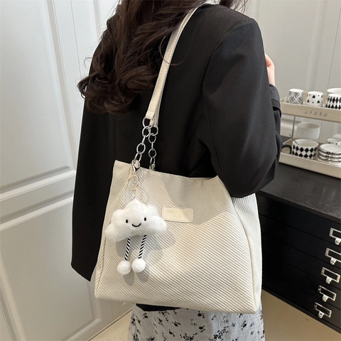 Große Kapazität Cord Tote Bag Für Damen Mit Wolke Plüsch Anhänger Kette Schulter Umhängetasche Lässige Handtasche
