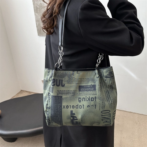 Bolso Tote Con Estampado De Periódico Bolso De Hombro De Gran Capacidad Con Decoración De Cadena De Metal Para Mujer PU