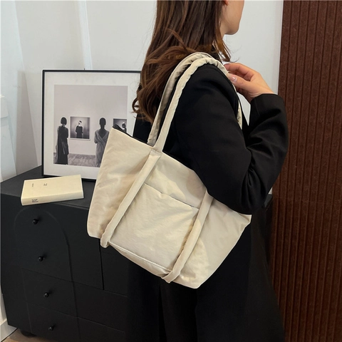 Grand Sac Fourre-Tout Matelassé En Nylon Sac À Épaule Léger Rembourré Sac À Main Avec Poche Avant Pour Femmes