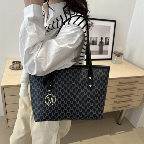 Vintage Monogram M Letter Print Tote Bag For Women Large Capacity PU Leather Shoulder Bag With Metal Pendant Commuter Handbag