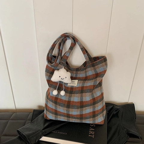 Sac Tote à Carreaux Vintage pour Femmes Sac à Épaule à Carreaux Grande Capacité Avec Pendentif Nuage en Peluche Style Preppy Coréen