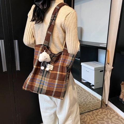 Sac Tote à Carreaux Vintage pour Femmes Sac à Épaule à Carreaux Grande Capacité Avec Pendentif Nuage en Peluche Style Preppy Coréen