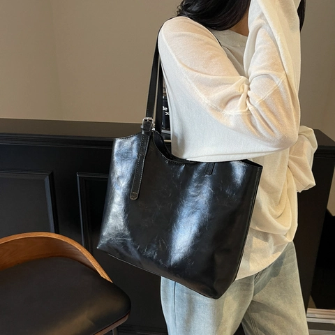 Large Capacity Oil Wax PU Leather Tote Bag For Women Vintage Solid Color Commuter Shoulder Bag With Adjustable Strap Urban Simple Handbag