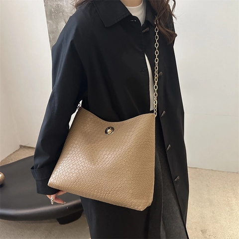 Große Kapazität Damen Hobo Tasche PU Leder Gewebte Textur Mode Pendeln Goldene Kette Metall Drehverschluss