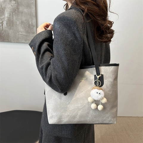 Grand Sac à Main Tote pour Femmes en Cuir PU Texture Givrée Sac à Épaule Avec Pendentif en Peluche pour Travail École