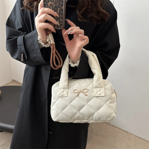 Damen PU Leder Gesteppte Kissentasche Mit Schleife Dekor Große Kapazität Urban Einfache Schultertasche Mode Pendeltasche
