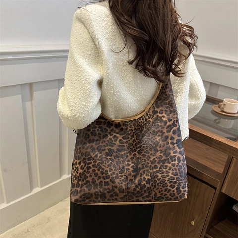 Sac Fourre-Tout Femme Imprimé Léopard Grande Capacité Style Rue Tendance Cuir PU Sac à Épaule Hobo pour Shopping Voyage Quotidien