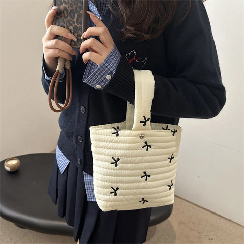 Borsa a Mano Trapuntata Ricamo Farfalla per Donna Leggera Imbottita Borsa a Secchiello Con Fibbia Magnetica Casual Dolce Tote Bag