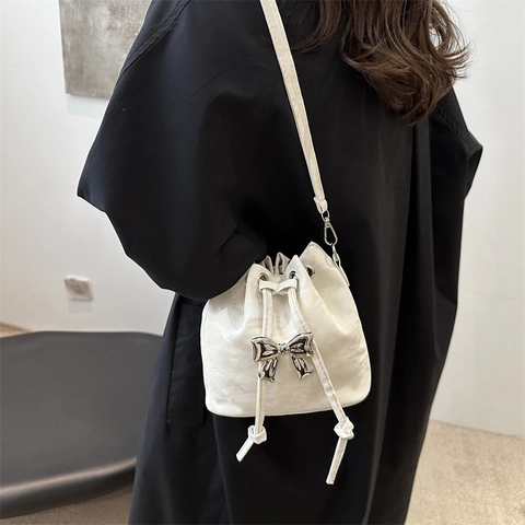Sac Seau pour Femme en Cuir PU à Texture Ridée Avec Noeud en Métal Cordon Sac à Bandoulière pour le Quotidien