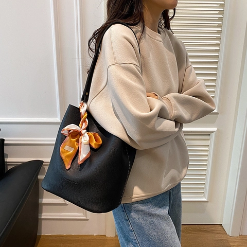 Juego de Bolso de Cubo de Cuero PU para Mujer Con Pañuelo de Satén Pespunte Estilo Minimalista Urbano Bolso de Hombro