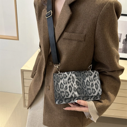 Sac Bandoulière à Imprimé Léopard Pour Femmes Sac Carré en Cuir PU Avec Large Bandoulière Réglable Sac à Main Tendance Décontracté