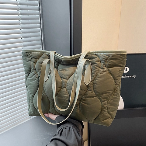 Damen Große Kapazität Wellenförmige Gesteppte Tote Bag Leichte Nylon Puffer Schultertasche Lässige Einfarbige Handtasche