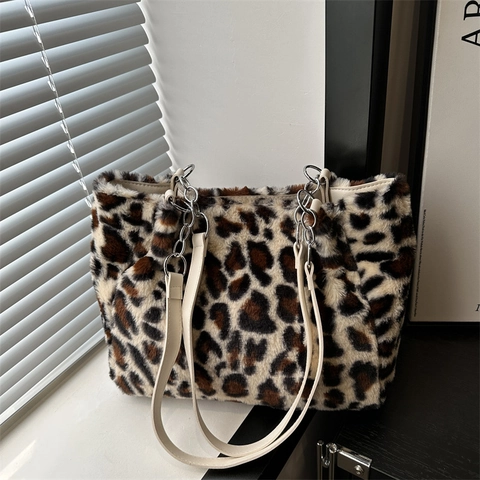 Sac Tote en Peluche Imprimé Léopard pour Femmes avec Bandoulière en Chaîne Métallique Grande Capacité Style Décontracté