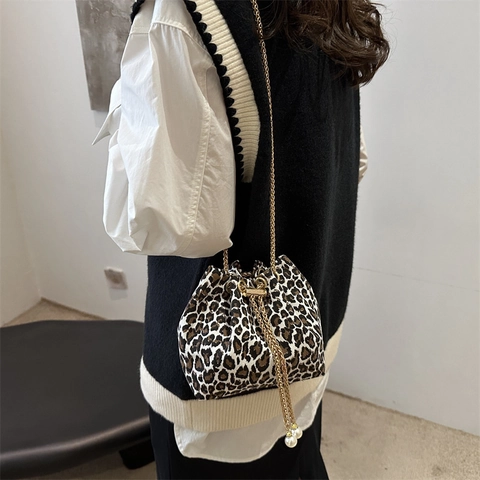 Borsa a Secchiello da Donna in Pelle PU con Stampa Leopardata con Coulisse Tracolla a Catena e Decorazione con Perle