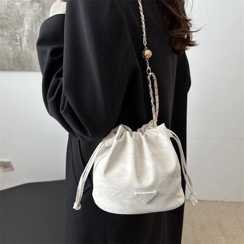 Sac Seau pour Femme en Cuir PU à Cordon de Serrage Texture Plissée Chaîne Sac à Bandoulière Urbain Simple Grande Capacité