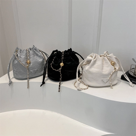 Fashion Women Wrinkled Bucket Bag Metal Chain Strap Drawstring Shoulder Bag Urban Minimalist Style Solid Color Daily Handbag